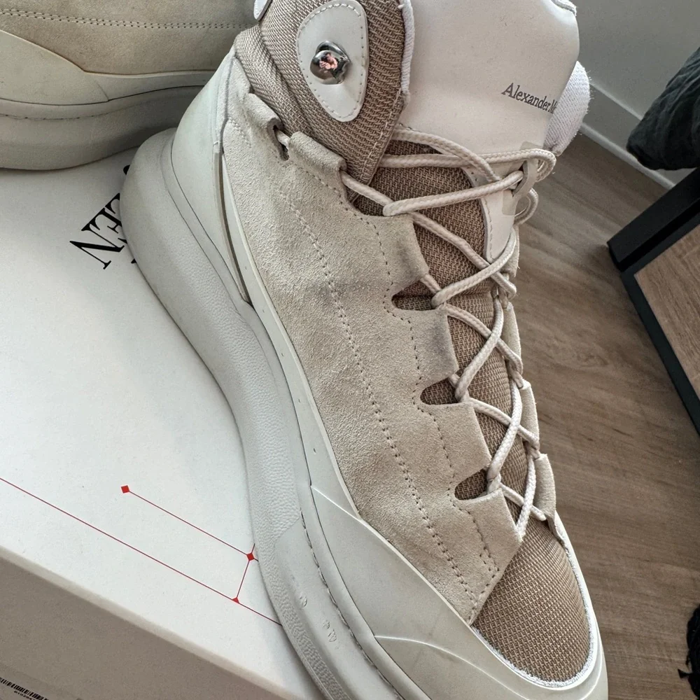 Alexander McQueen Men's Cream and White Sneakers - Picture 4 of 6